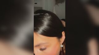 Une brune suceuse recoit sa dose de sperme