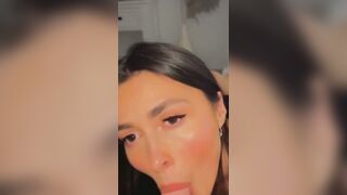 Une brune suceuse recoit sa dose de sperme
