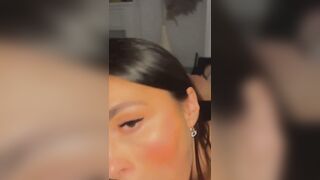 Une brune suceuse recoit sa dose de sperme