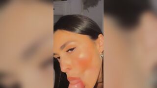 Une brune suceuse recoit sa dose de sperme