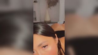 Une brune suceuse recoit sa dose de sperme