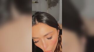Une brune suceuse recoit sa dose de sperme