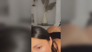 Une brune suceuse recoit sa dose de sperme