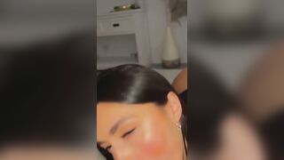 Une brune suceuse recoit sa dose de sperme