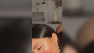 Une brune suceuse recoit sa dose de sperme