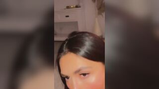 Une brune suceuse recoit sa dose de sperme