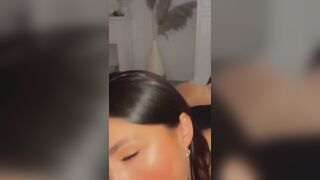 Une brune suceuse recoit sa dose de sperme