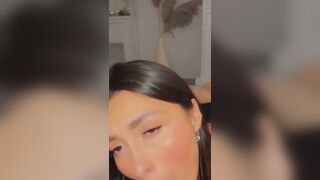 Une brune suceuse recoit sa dose de sperme