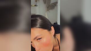 Une brune suceuse recoit sa dose de sperme