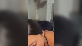 Une brune suceuse recoit sa dose de sperme