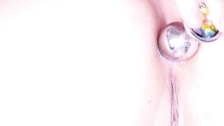 La cam girl dawnwillow utilise un buttplug dans sa video maison