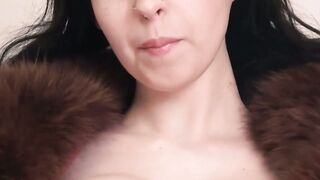 Meme s il fait froid elle veut mettre ses sextoys dans la chatte