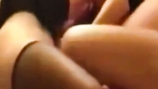 Orgasme à trois avec une amie française