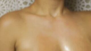 Sabrina nichole se huile les seins et les malaxe en se caressant