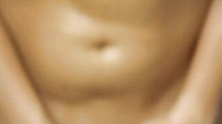 Sabrina nichole se huile les seins et les malaxe en se caressant