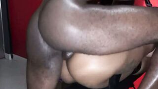 Femme noire en cagoule se fait defoncer la chatte