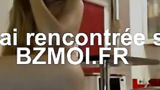 Impressionnante teen amatrice avec des petits seins se masturbe