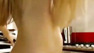 Impressionnante teen amatrice avec des petits seins se masturbe