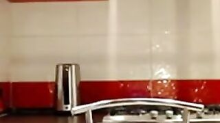 Impressionnante teen amatrice avec des petits seins se masturbe