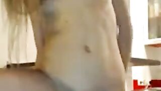 Impressionnante teen amatrice avec des petits seins se masturbe