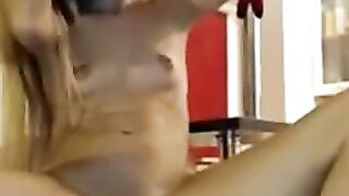 Impressionnante teen amatrice avec des petits seins se masturbe