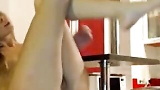 Impressionnante teen amatrice avec des petits seins se masturbe