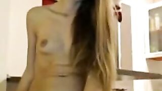 Impressionnante teen amatrice avec des petits seins se masturbe