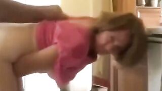 Ama de casa madura: sexo rápido en la cocina