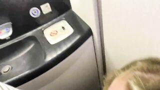 Dans les toilettes de l’avion, je suis mon mari pour