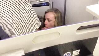 Dans les toilettes de l’avion, je suis mon mari pour