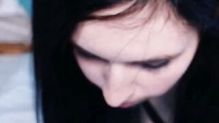 Dawnwillow caresse sa chatte pour son amour devant la cam