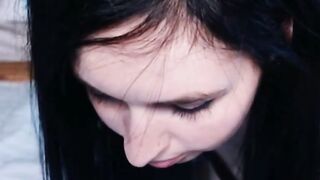 Dawnwillow caresse sa chatte pour son amour devant la cam