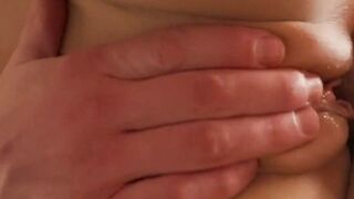 Lait de paques lapine coquine suce la bite