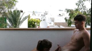 Par une chaude journee une brune suce la bite sur le balcon