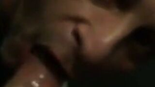 Ma bouche remplie de jus: une pipe pour un gros pénis