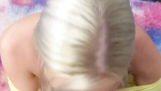 Une jeune fille blonde grande suceuse de bites