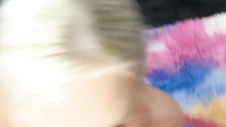 Une jeune fille blonde grande suceuse de bites
