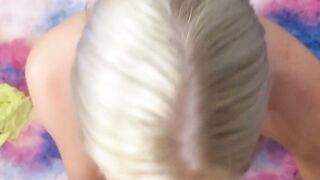Une jeune fille blonde grande suceuse de bites