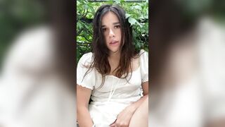 Une jolie jeune brune se masturbe dans les buissons