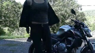 Une jeune femme sexy en train de jouir sur sa moto