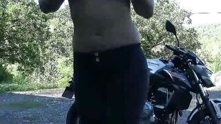 Une jeune femme sexy en train de jouir sur sa moto
