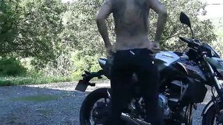 Une jeune femme sexy en train de jouir sur sa moto
