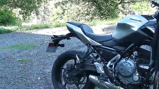 Une jeune femme sexy en train de jouir sur sa moto