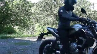 Une jeune femme sexy en train de jouir sur sa moto