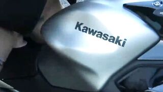 Une jeune femme sexy en train de jouir sur sa moto