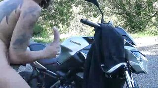 Une jeune femme sexy en train de jouir sur sa moto