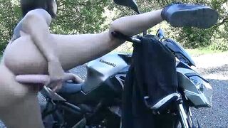 Une jeune femme sexy en train de jouir sur sa moto