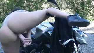Une jeune femme sexy en train de jouir sur sa moto