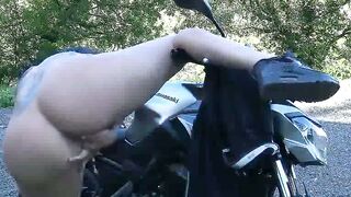 Une jeune femme sexy en train de jouir sur sa moto
