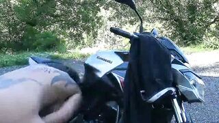 Une jeune femme sexy en train de jouir sur sa moto